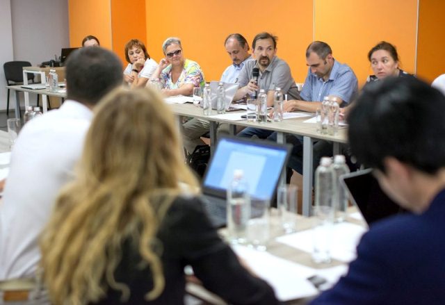 Учасники Комітету з цифрових технологій в освіті  під час робочої дискусії